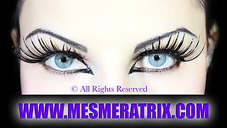 Diva del Tubo shows her long legs and sexy pantyhose