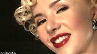 Flexible Marilyn Cosplay