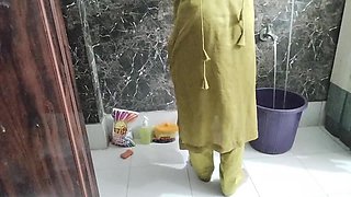 Desi Bhabhi fucked in the bathroom