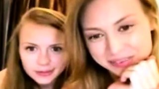 Deux superbes surs blondes s'amusent en webcam