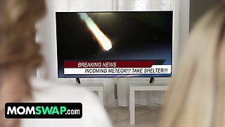 Step moms Vivianne Desilva & misty meanor end of the world double penetration and buttfuck fucking - momswap