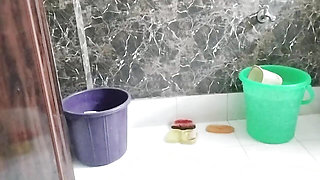 Muslim girlfriend ka bathroom MMS video viral
