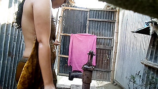 Bangladeshi HOT Viral Girl Bathing Show 3rd Part