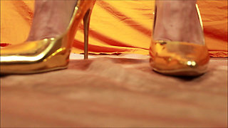 Giantess Shows off Gold High Heels