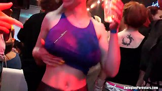 Bisexual club chicks having fun