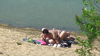 Amateur couple fucks on the beach sure about not be seen
