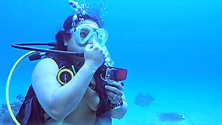 Naked duo has some fun scuba diving together