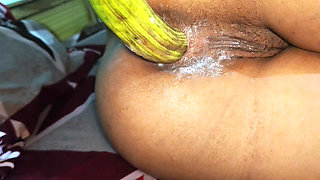 Hot desi girl ne began se apni gaand faad li