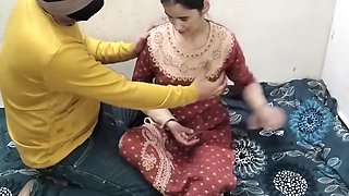 Desi Aunty Ko Saman Dene Ke Bahane Pel Diya