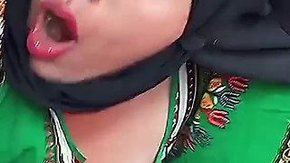 Indian Woman Wearing Hijab Had Sex in Car