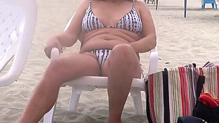 I show myself in a bikini on the beach and get on all fours to fuck my boss