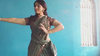 Kavya Suresh hot dance