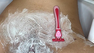 Shaving Hairy Pussy with a Trimmer and a Razor! Runway!
