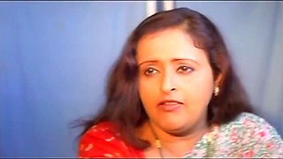 Indian hot MILF in erotic video