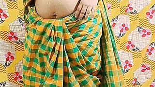 Mallu aunty saree removing