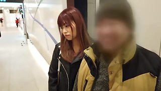 ミニスカ美女が中年男とデートしてホテルでセクシー紐パンティチラリ