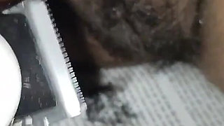 Sister-in-law Cleaned the Pussy by Cutting Hair with a Machine