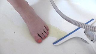 Julia Pissing