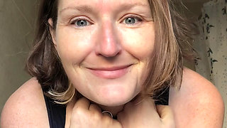 Pretty hippy with great tits gets ready for the day