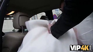 Vip4k. beauté en robe de mariée suce une nibble d'étrangers et se fait baiser