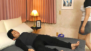 A017G09 My mother-in-law saw her eldest son's masturbation as a side dish... My right hand goes into my panties! The two of them are lustful and fall into a forbidden affair!