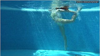 Milf Babe Nicole Pearl Shaking Ass Underwater