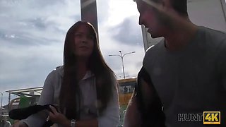 HUNT4K. Tricky guy fucks for cash hot chick who needed accommodation