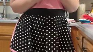 Horny MILF LIVE in an Apron Cleaning