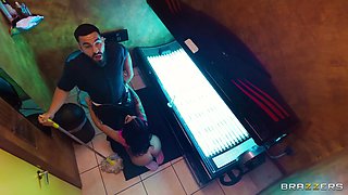 Tanned And Publicly Fucked: Peter Green dicks Big Ass Brunette The Official Egypt in Solarium