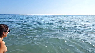 Between passers-by, we try to relax on the beach