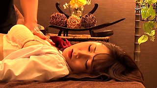 Amateur asian undressing for her massage