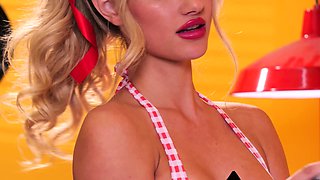 Teen waitress posing naked after hours