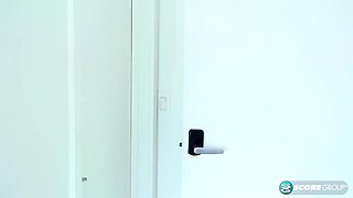 Loves Everything Big - Zoey Foxx