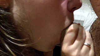 Amateur Girlfriend Enjoys Blowjob Und Swallow a Good Cumshot in Her Mouth