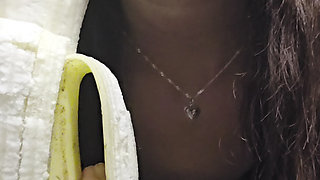 This is how to suck a banana erotically🤭