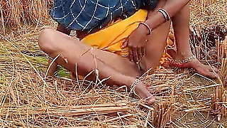 desi bhabhi urineing time video shoot in the field