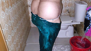 It's so much fun to take a bath alone in the bathroom.