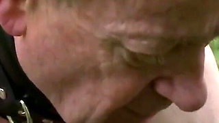 Lady Sadista und Helferin: Dominatrix anal fucks male slave