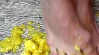 Babe with nice legs, crush a banana with her feet, perfect footjob ending