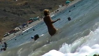 Mature woman with a great ass caught naked on the beach