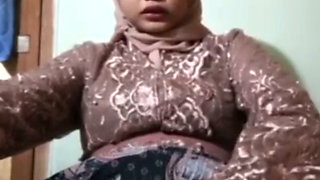 Horny Hijab Alone at Home When It's Quiet, Masturbating Until It's Wet