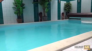 Hunt4k. aventuras sexuales en una piscina privada