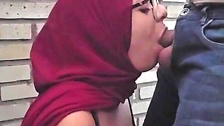 Blowjob at the Entrance of the House Mia Niqab