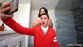 Selfie Slut Needs Some Help: Juan Loco, Tokyo Leigh - Old and young sex with Monster tits Mature mom