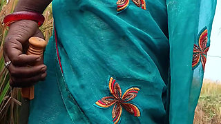 When the Husband Went on Tour, the Stepbrother's Wife Went to the Field to Cut Paddy and Jeth Ji Picked up the Saree From B