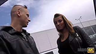 Cuckold Sta Aspettando Allaperto Mentre Uno