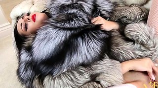 Mistress Rebecca playing in furs