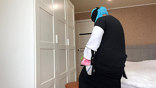 Arab Wife in Hijab Found a Sex Toy While Cleaning and Fucked Her Pussy with It