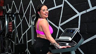 Fucking thick personal trainer at the gym