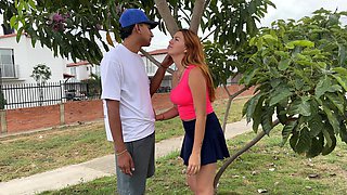 I Invite My Girlfriend to the Park to Convince Her to Have Sex for the First Time